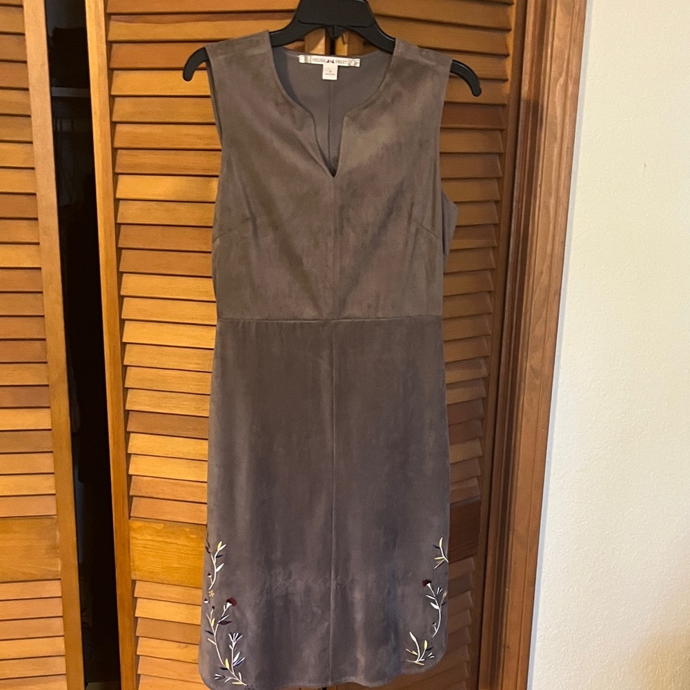 Chic Sleeveless Dress with Floral Embroidery